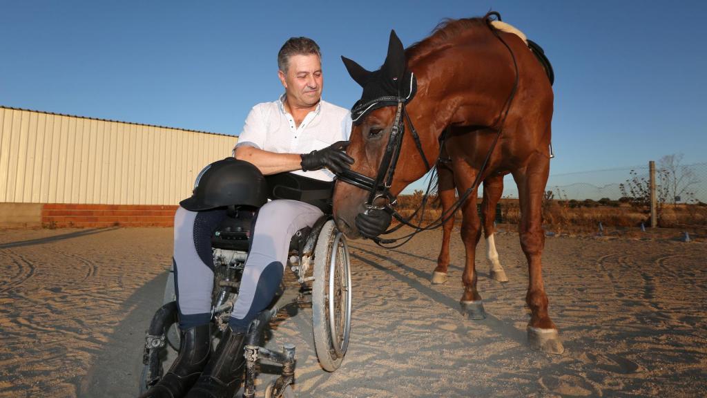 Félix Gómez acompañado de su caballo 'Merlín'. Foto: Óscar Huertas