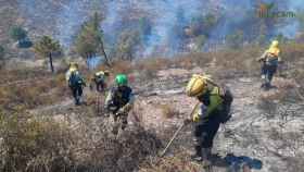 Bomberos en el incendio de Valdepeñas de la Sierra. Foto: Plan INFOCAM.
