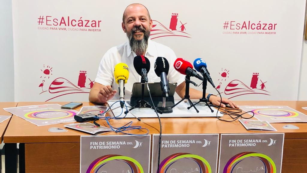 El concejal de Cultura de Alcázar de San Juan, Mariano Cuartero, durante la presentación