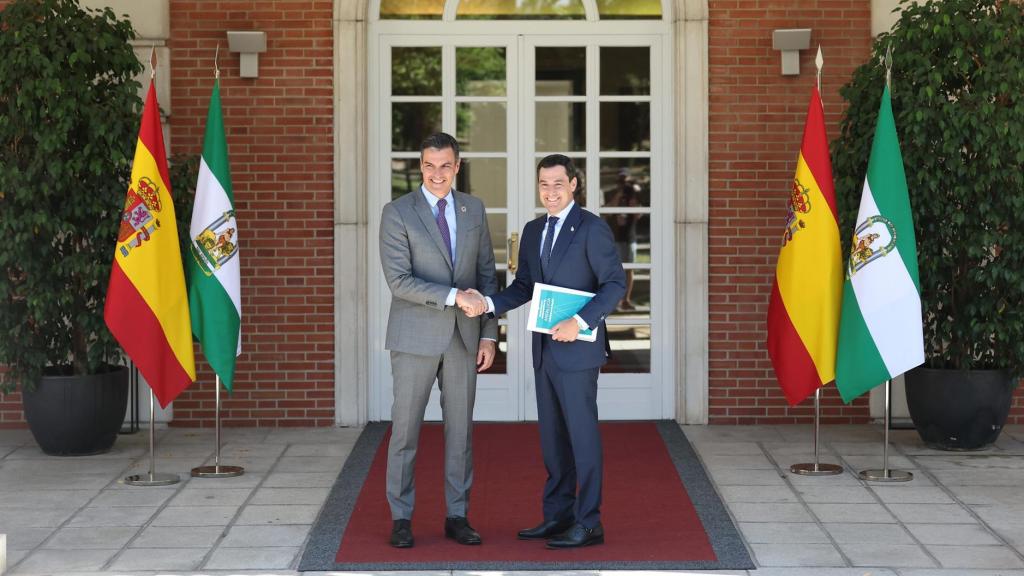 El presidente del Gobierno, Pedro Sánchez, y el presidente de Andalucía, Juanma Moreno.
