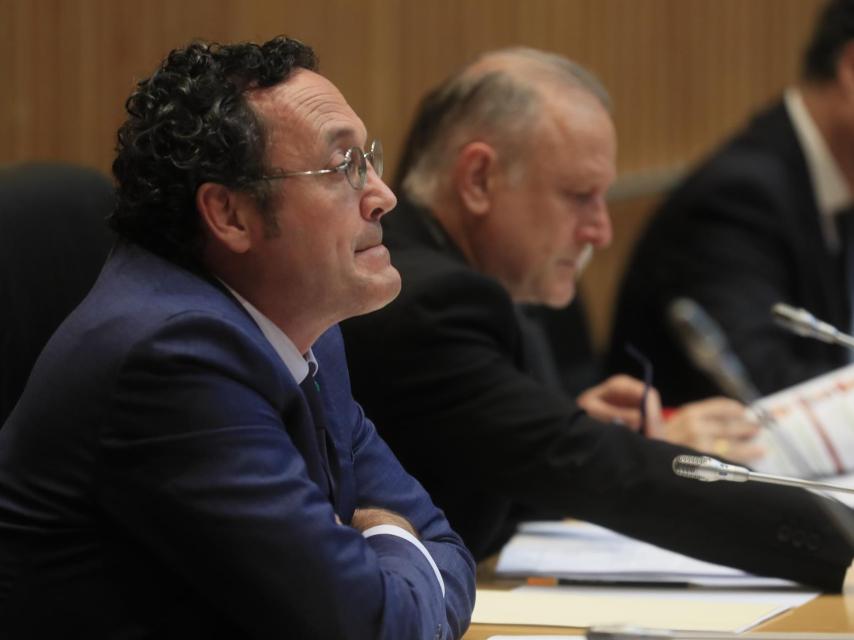 Álvaro García Ortiz, en primer plano, durante su primera comparecencia en la Comisión de Justicia del Congreso.