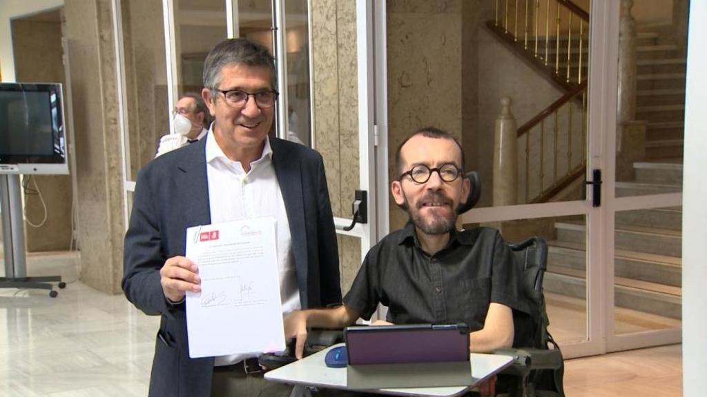 Imagen del portavoz del PSOE en el Congreso, Patxi López y del portavoz de Podemos, Pablo Echenique, que han acudido a la rueda de prensa en el Congreso.