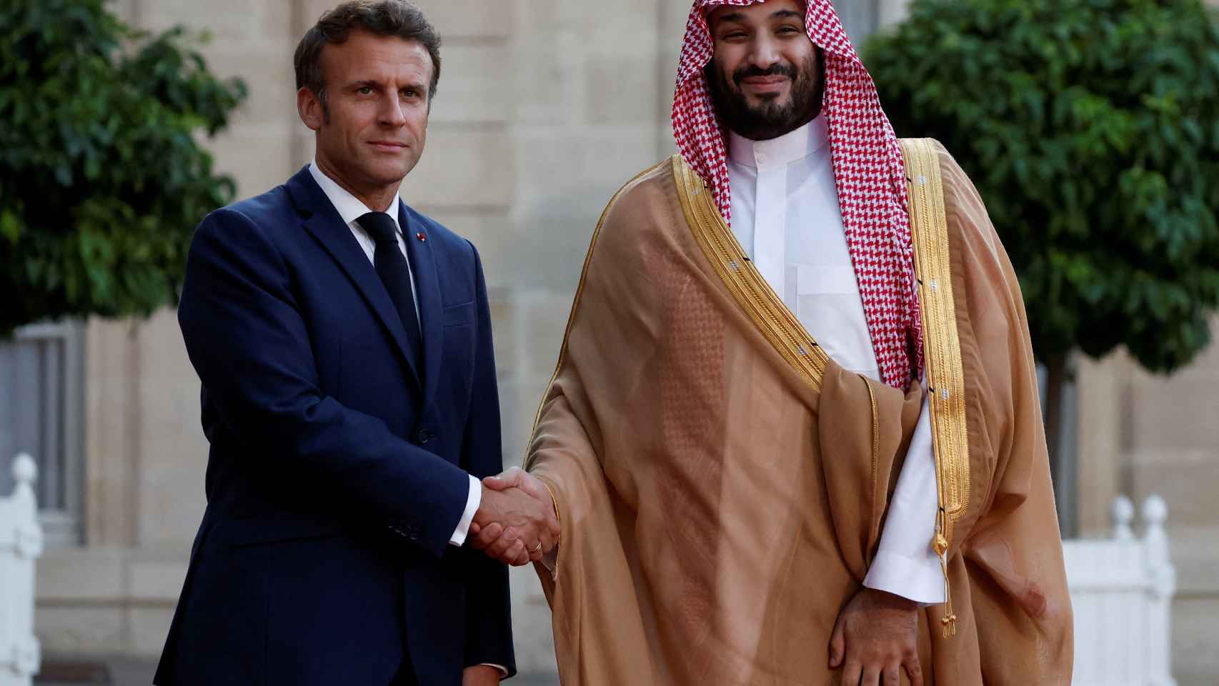 El presidente francés, Emmanuel Macron, junto al príncipe heredero saudí, Mohamed Bin Salman, este jueves 28 de julio en París