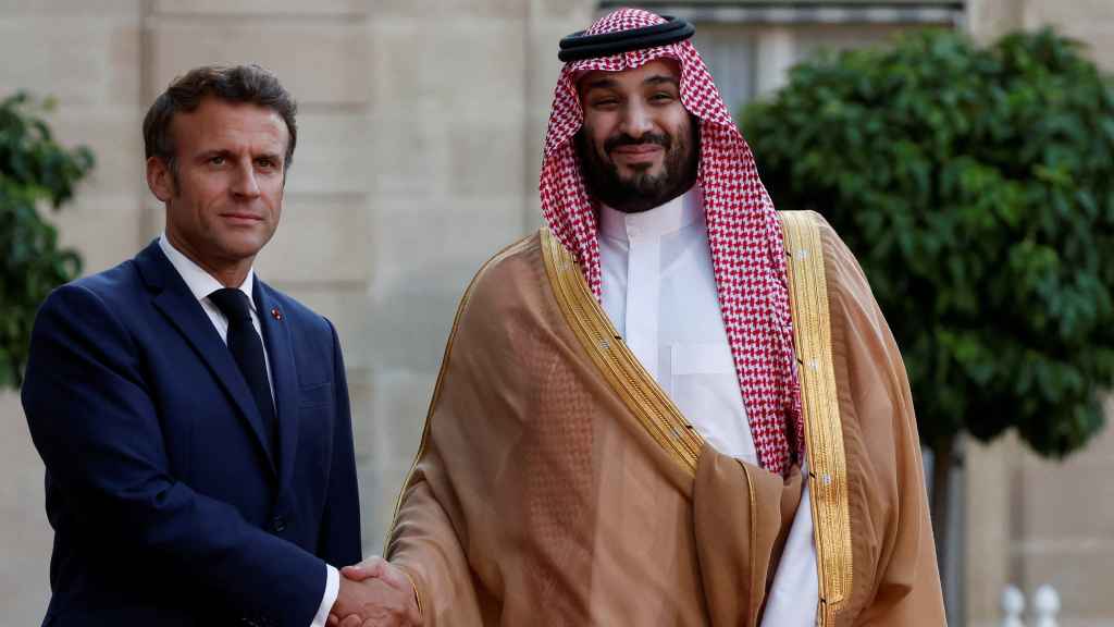 El presidente francés, Emmanuel Macron, junto al príncipe heredero saudí, Mohamed Bin Salman, este jueves 28 de julio en París