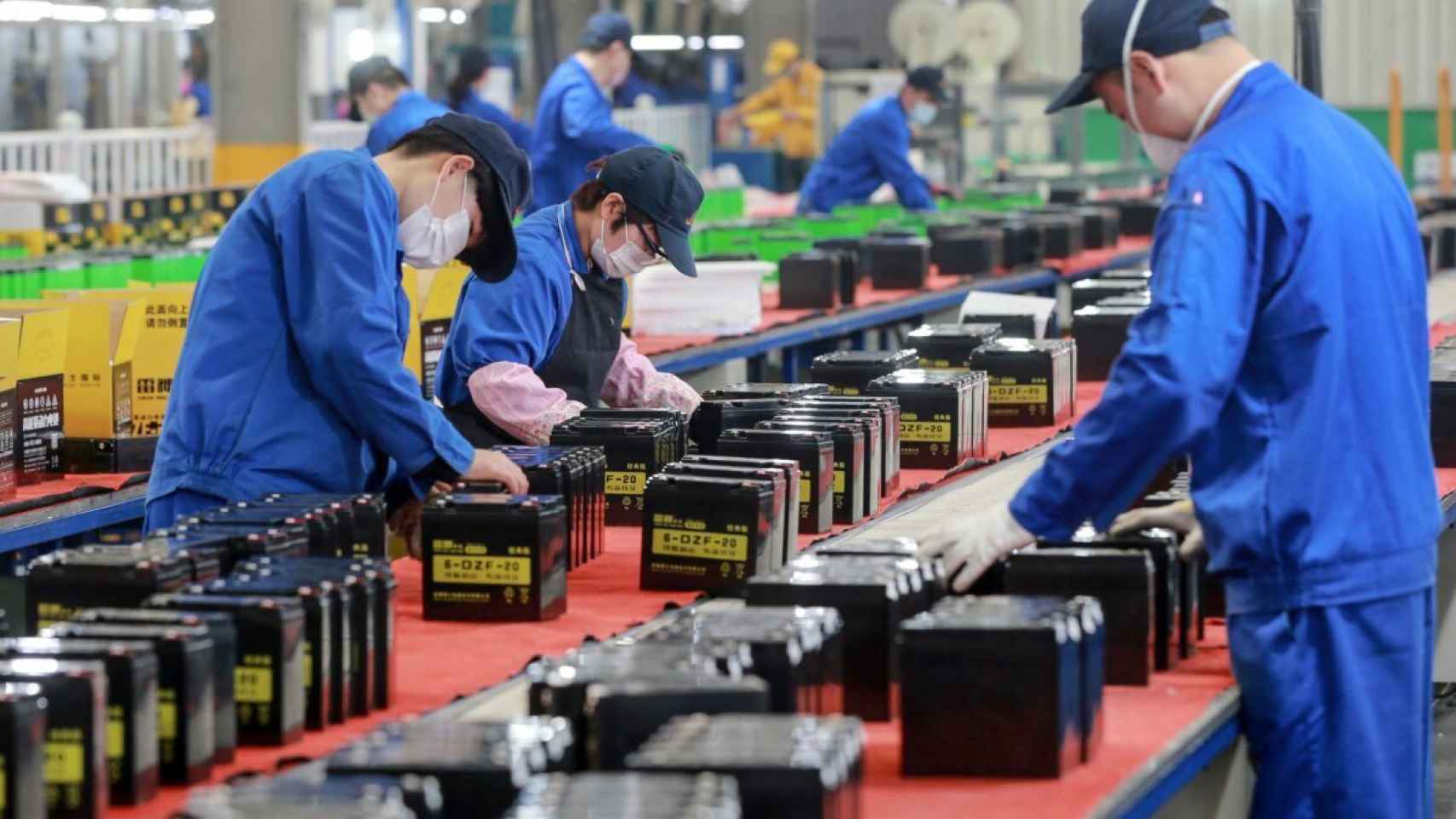 Trabajadores chinos en una empresa tecnológica del país.