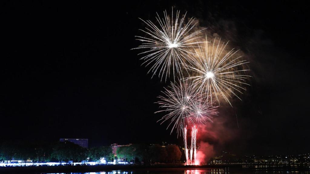 Fuegos artificiales en las fiestas de O Burgo, en Culleredo.