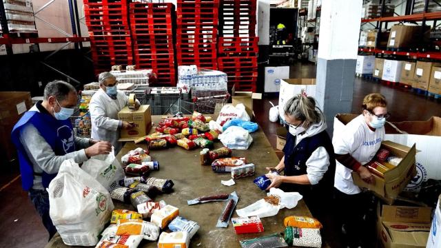 Voluntarios de la Fundación  Fundación Provincial Banco de Alimentos de Vigo.