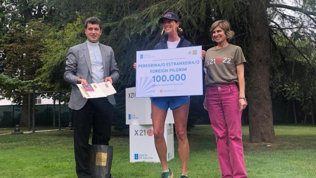 Hannah, la peregrina internacional número 100.000, junto con el responsable del Centro de Acogida al Peregrino, Francisco Buíde, y la directora xeral de Turismo de Galicia, Nava Castro.