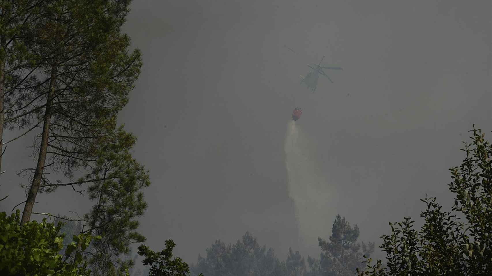 Un helicóptero trabaja en la extinción de un incendio en Castrelo de Miño (Ourense), en julio de 2022.