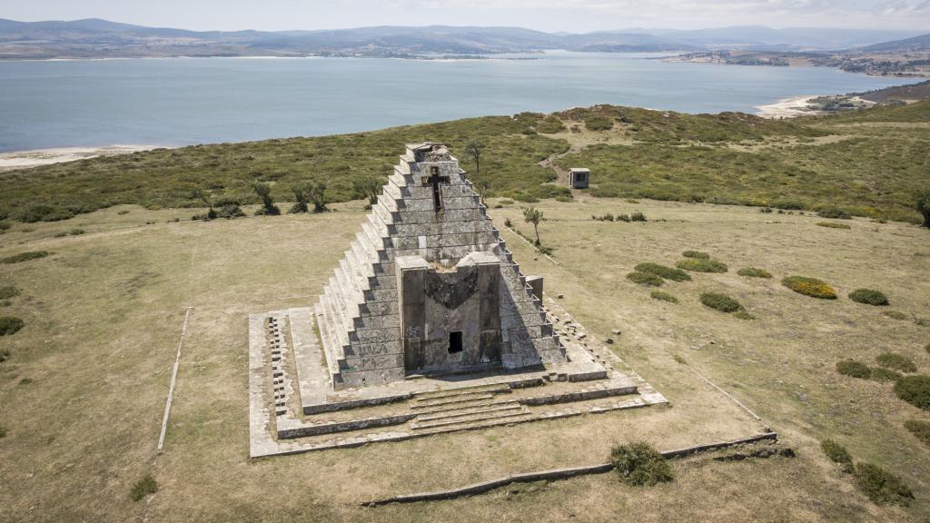 Vista aérea de la Pirámide de los Italianos, en lo alto del Puerto del Escudo