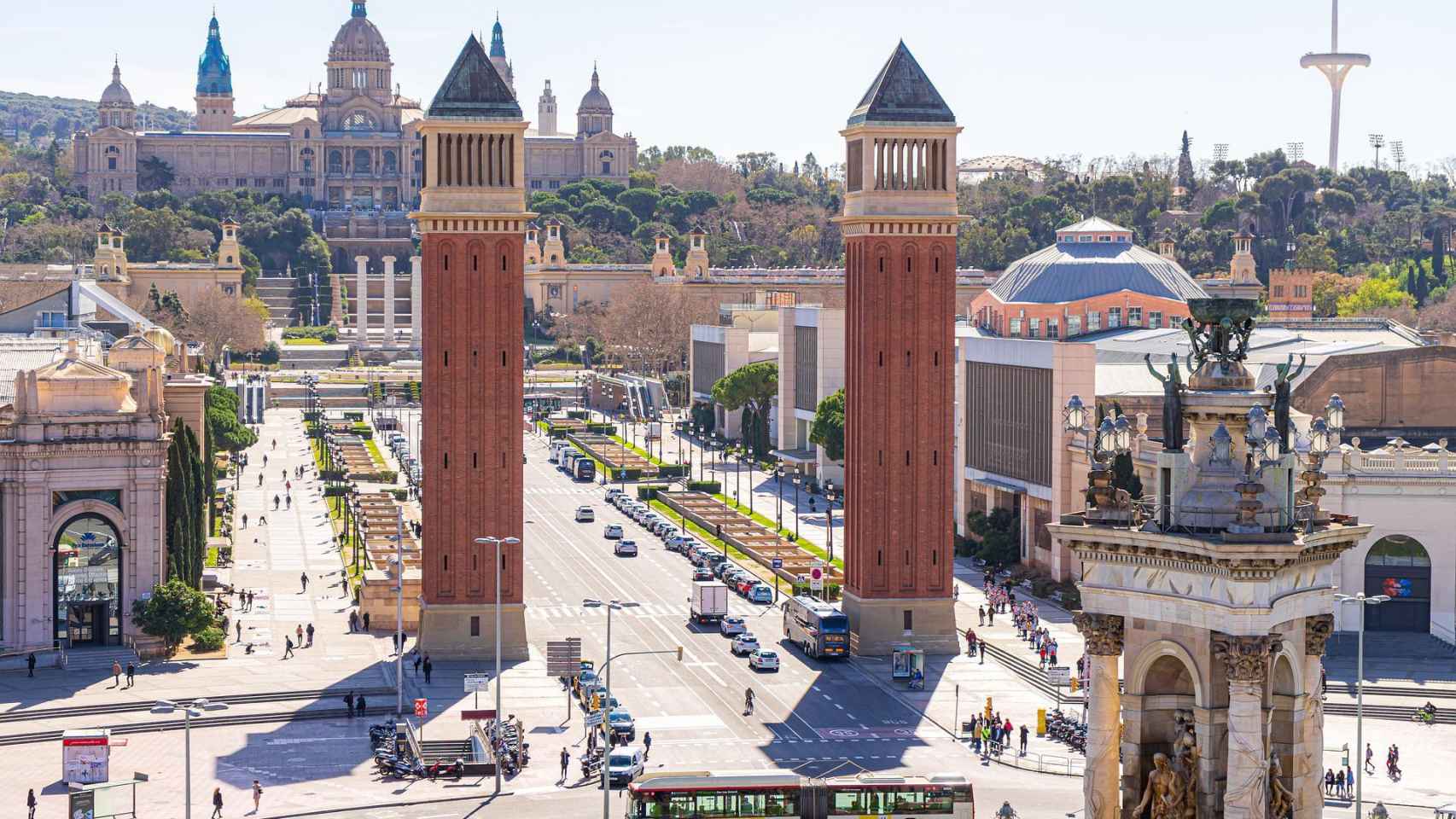 La Torre de Monjuïc, al fondo a la derecha, integrada en el entorno de la ciudad.