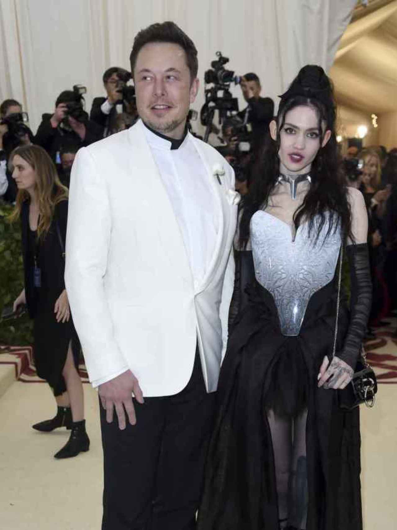 Elon Musk y la cantante Grimes en evento celebrado en Nueva York