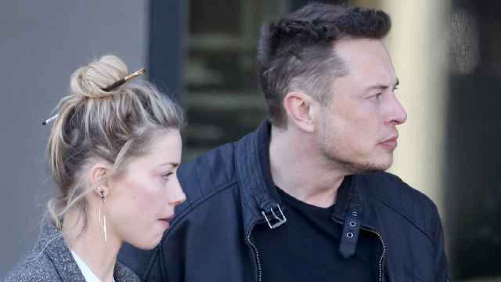 Elon Musk y Amber Heard en 2017 en las calles de Los Ángeles