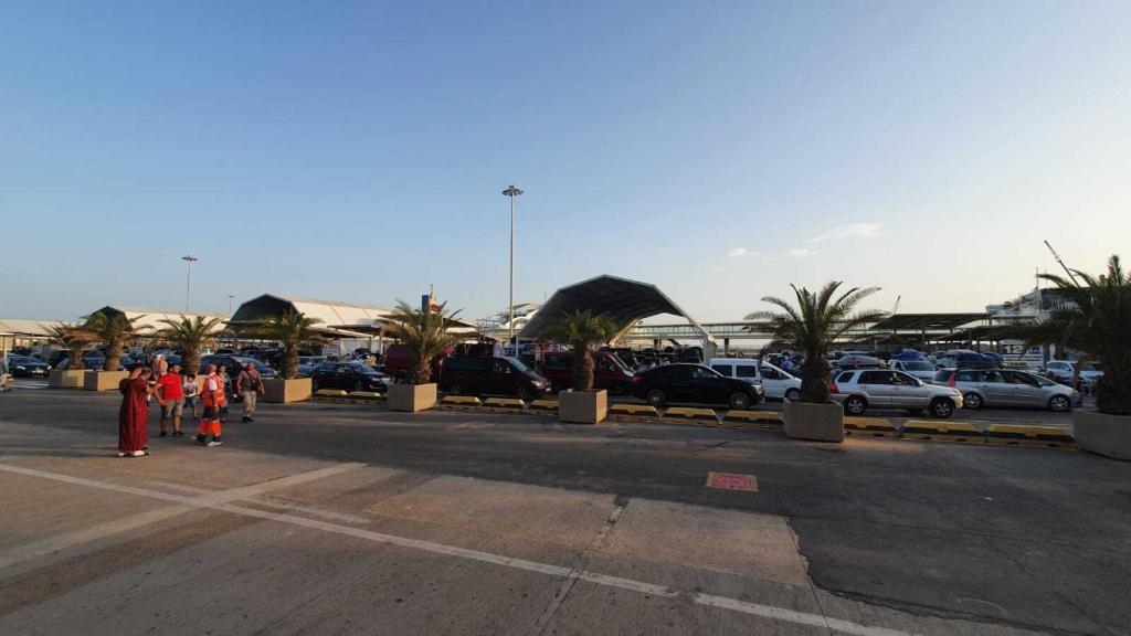 Fila de coches embarcando en el puerto de Almería en la primera OPE desde la Covid.