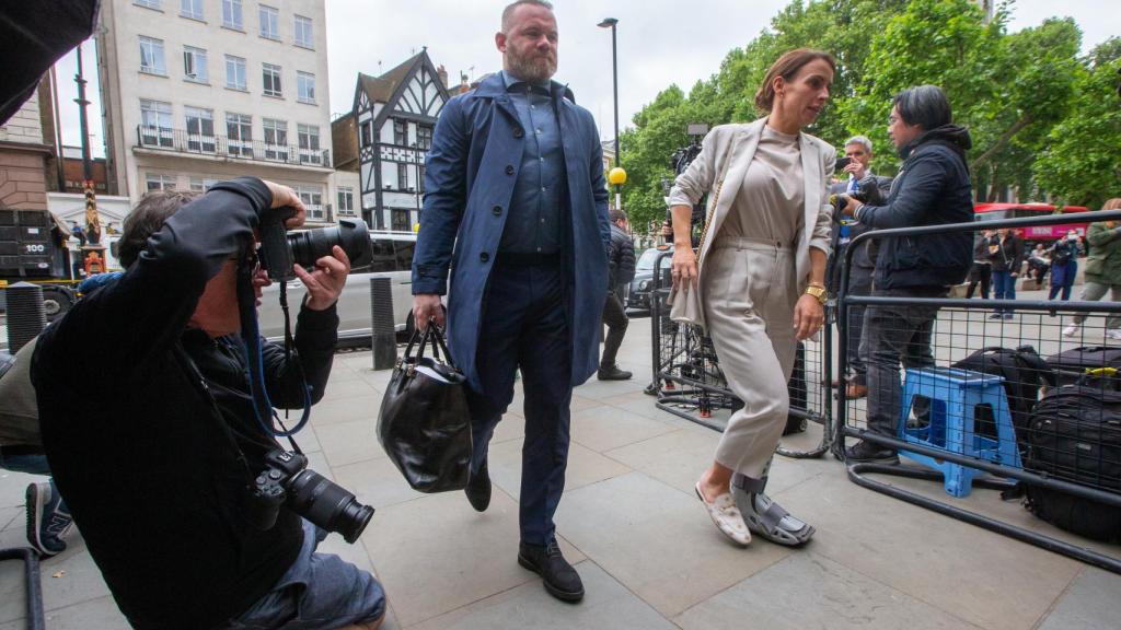 Coleen Rooney, a su llegada a los juzgados en Londres junto a su letrado.