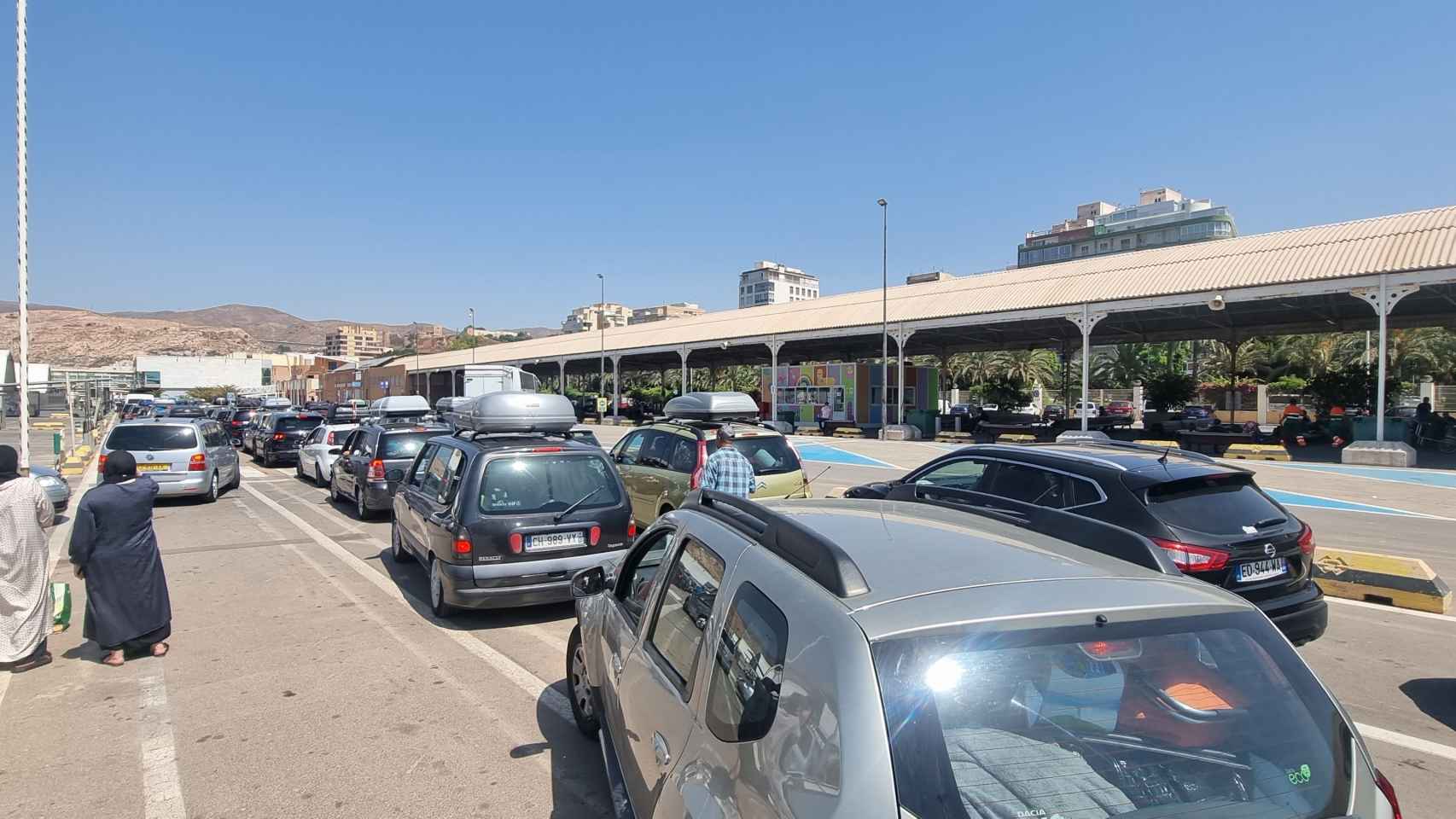 Embarque de vehículos en el puerto de Almería durante la OPE 2022.