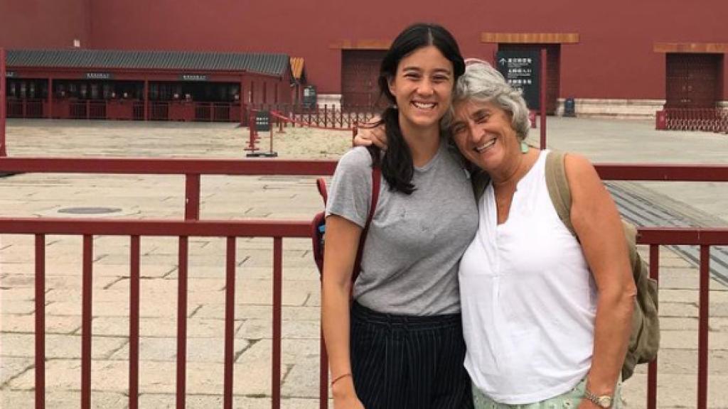 María Lo junto a su madre.