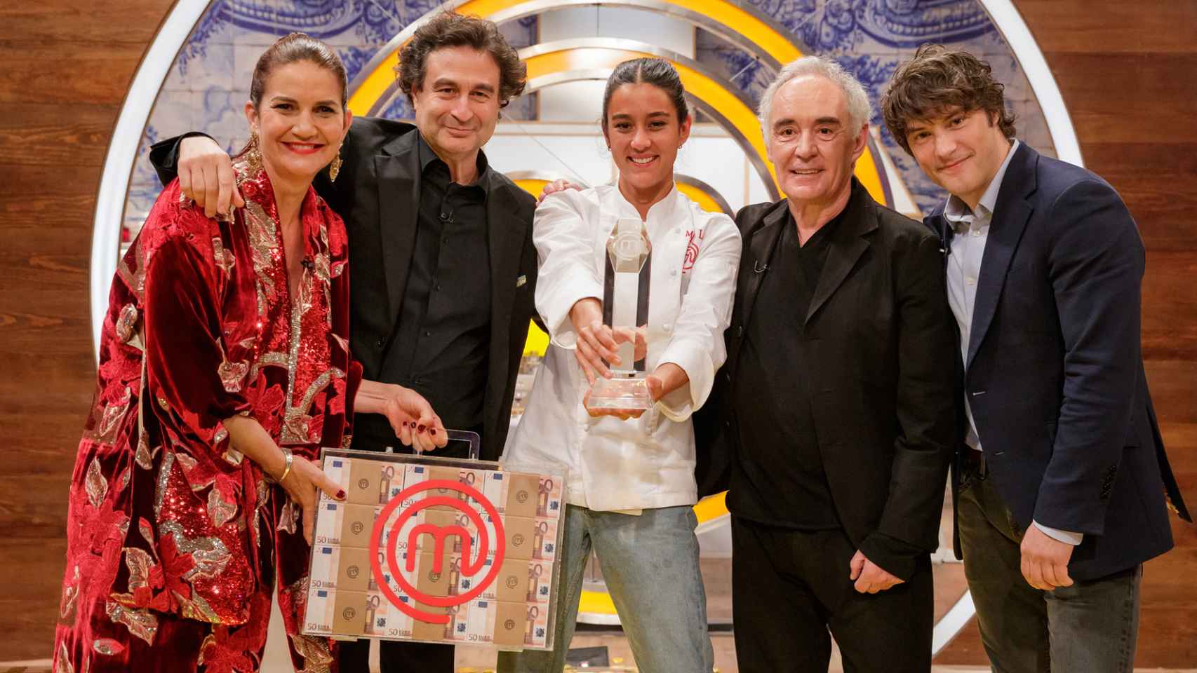 María Lo junto al jurado de MasterChef y Ferrán Adriá.