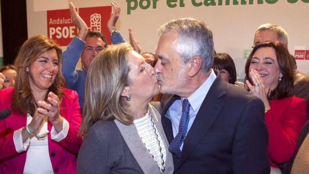 El expresidente de la Junta, José Antonio Griñán, con su mujer en la noche electoral de 2012.