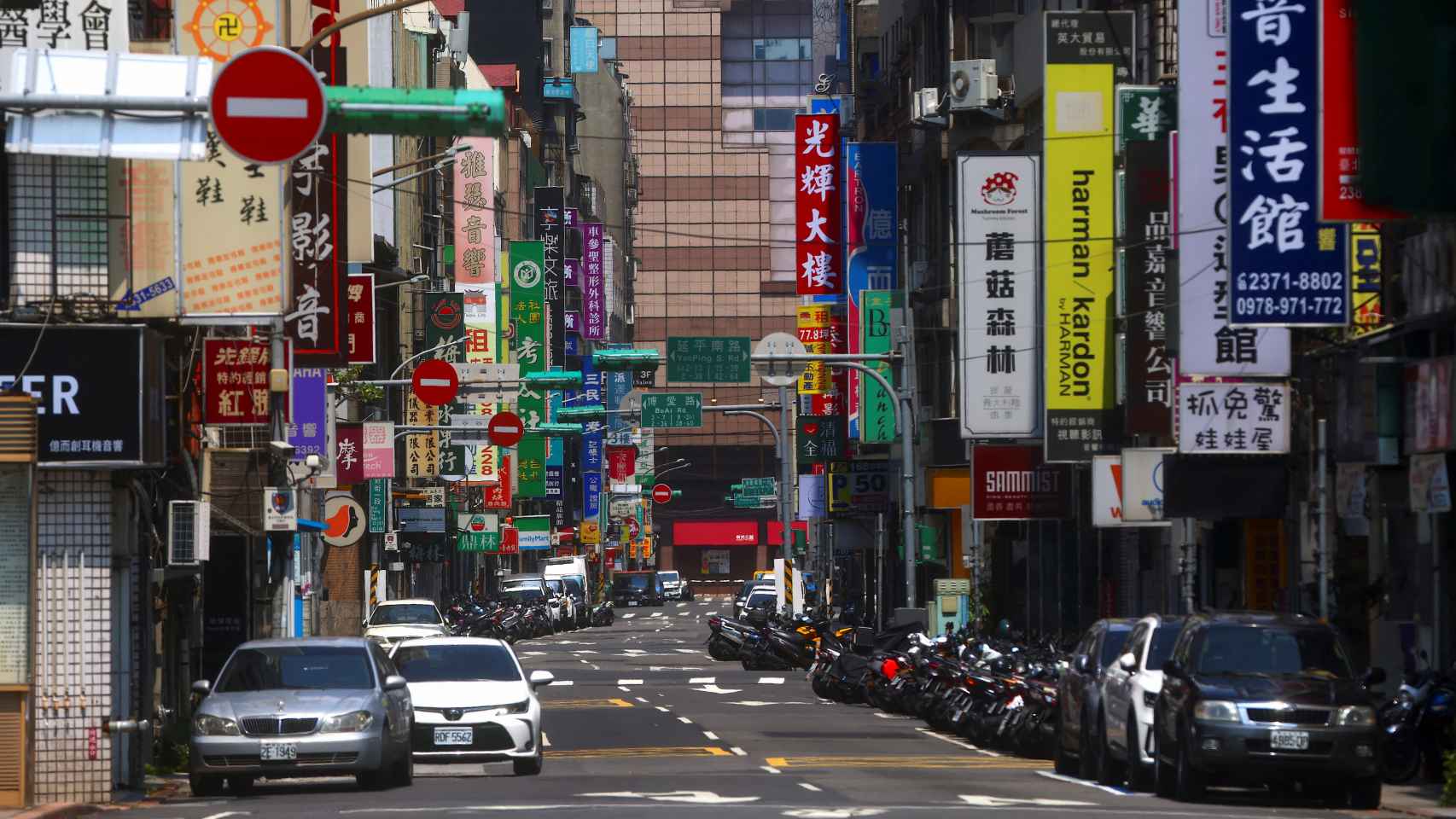 Una calle vacía de Taipéi durante los simulacros que preparan a la población para un ataque chino.
