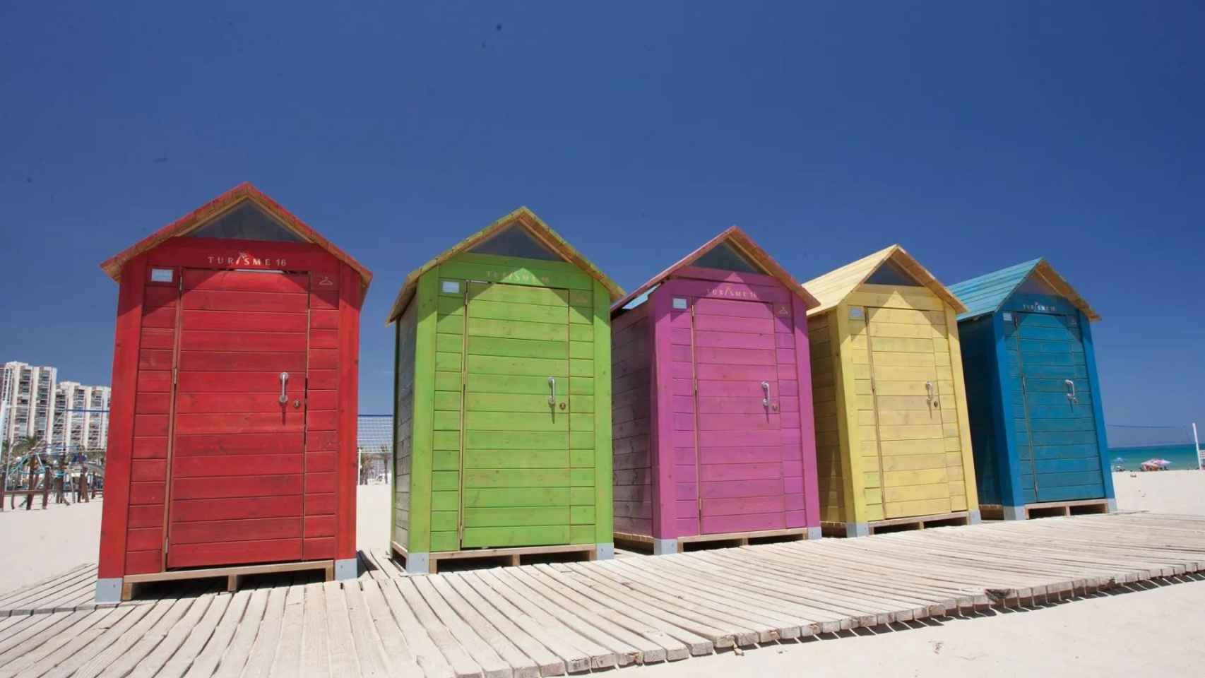 Casas de colores, playa de San Juan (Alicante).