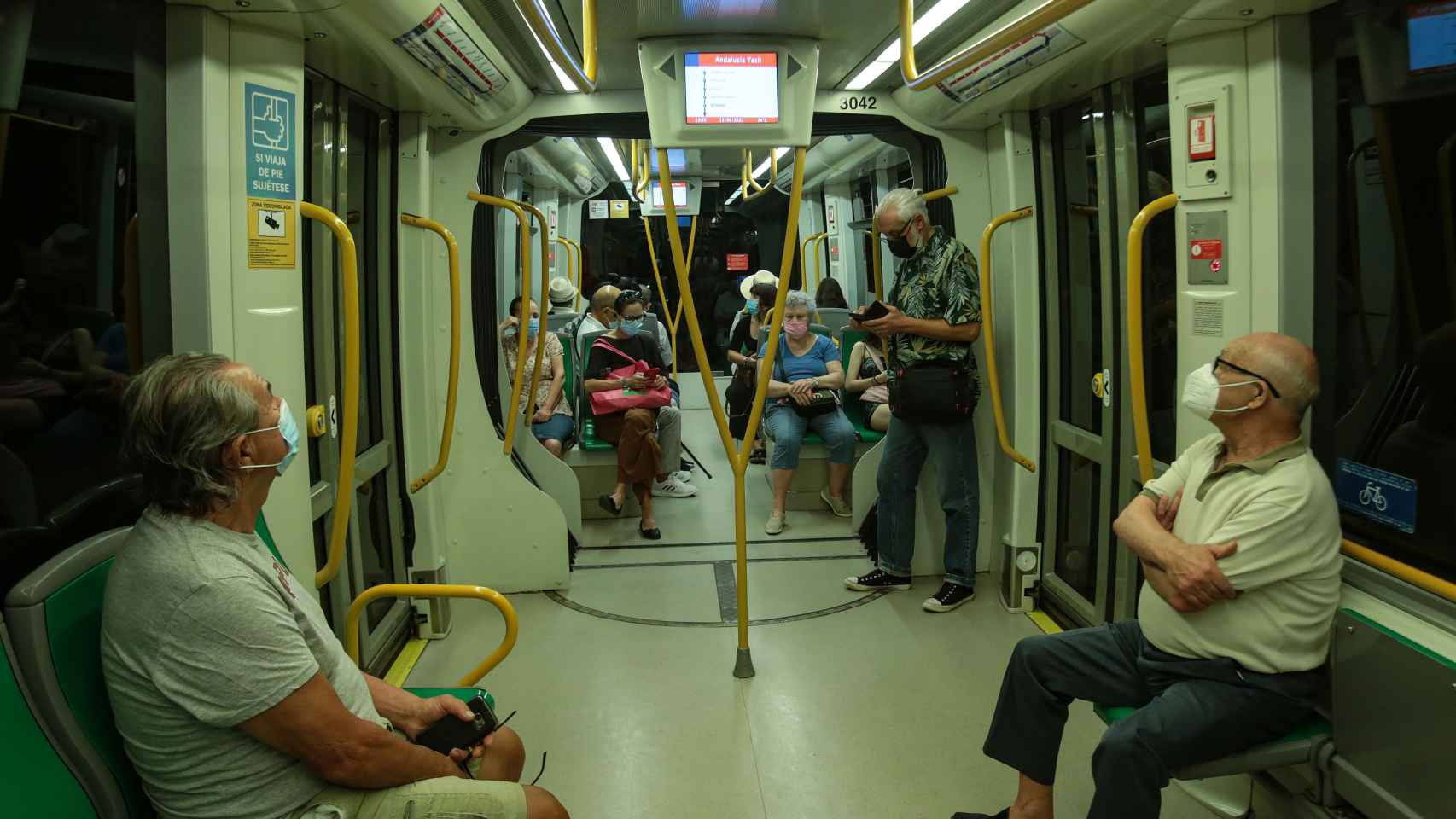 Varios pasajeros en el interior de uno de los trenes del Metro de Málaga.