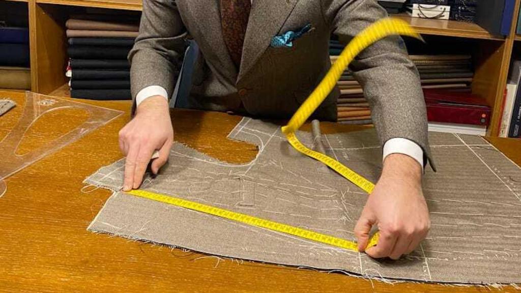 Un sastre durante el proceso de confección de un traje.