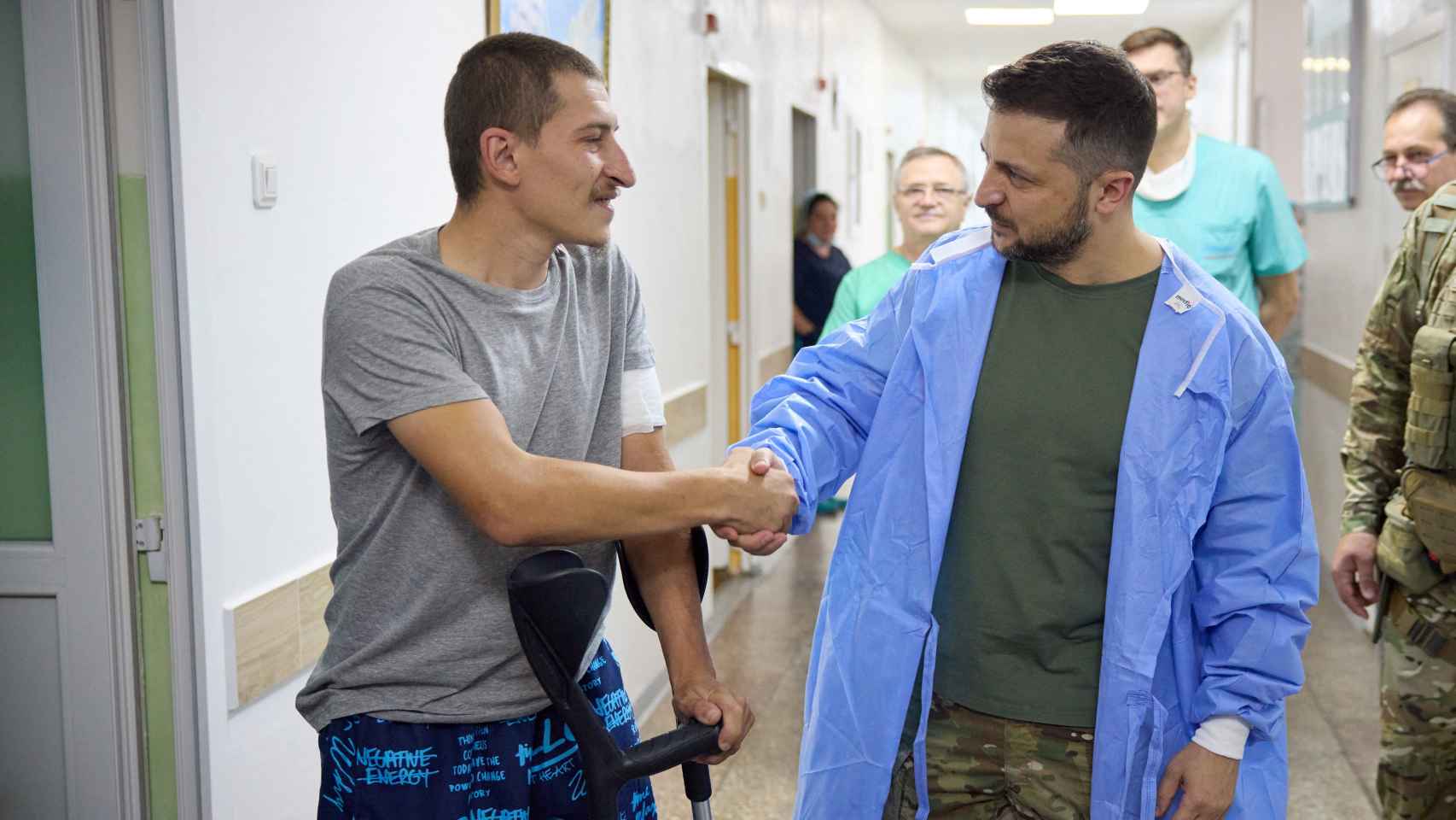 El presidente ucraniano, Volodimir Zelenski, junto a uno de sus soldados en un hospital de Odesa, al que ha acudido para visitar a sus tropas este viernes 29 de julio