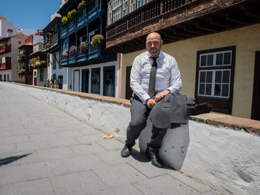 Miguel Ángel, frente a los típicos balcones de Santa Cruz de La Palma.