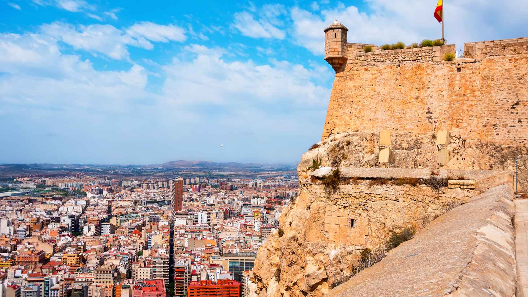 Vistas a la ciudad de Alicante desde el castillo de Santa Bárbara.