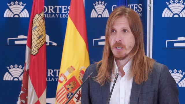 El  procurador por Unidas Podemos, Pablo Fernández, ofrece una rueda de prensa en las Cortes