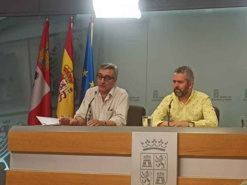 Los representantes de CCOO y UGT, Saturnino Fernández y Raúl Santa Eufemia, en su intervención tras la reunión del Diálogo Social este viernes.