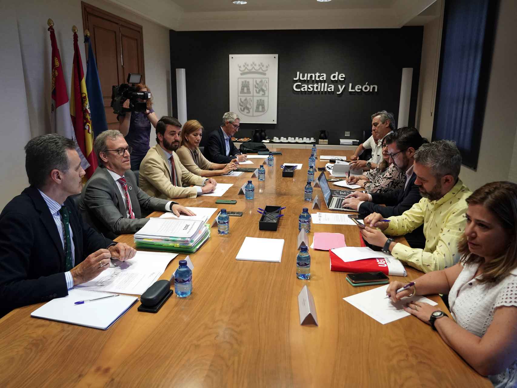 Reunión del Diálogo Social entre el vicepresidente, Juan García-Gallardo, el consejero de Industria, Mariano Veganzones, y representantes de los agentes sociales, este viernes.