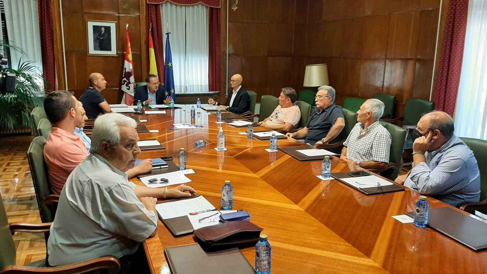 Encuentro del subdelegado del Gobierno en Zamora con alcaldes de zonas afectadas por incendios