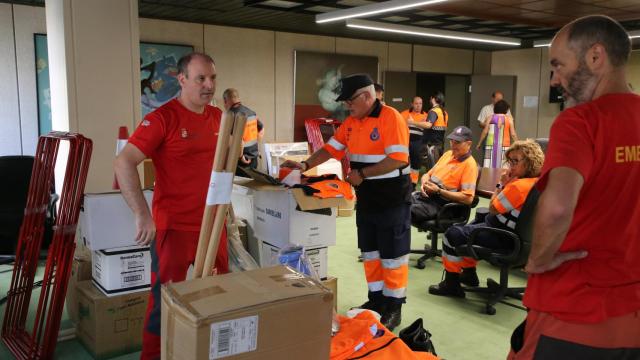 La directora de la Agencia de Protección Civil y Emergencias, Irene Cortés, entrega material a los voluntarios de Protección Civil de la provincia.