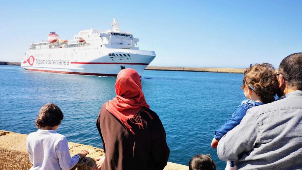 Una familia espera el ferry para cruz el Estrecho.