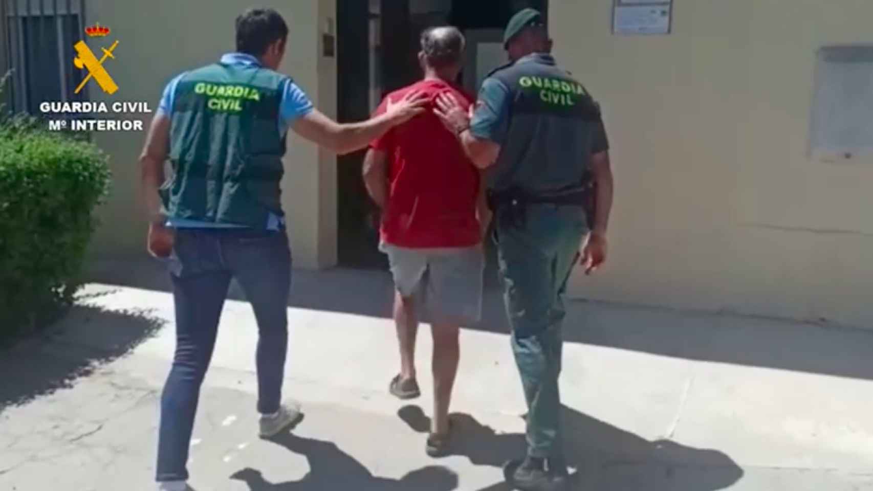 La Guardia Civil conduce a un detenido./ Archivo