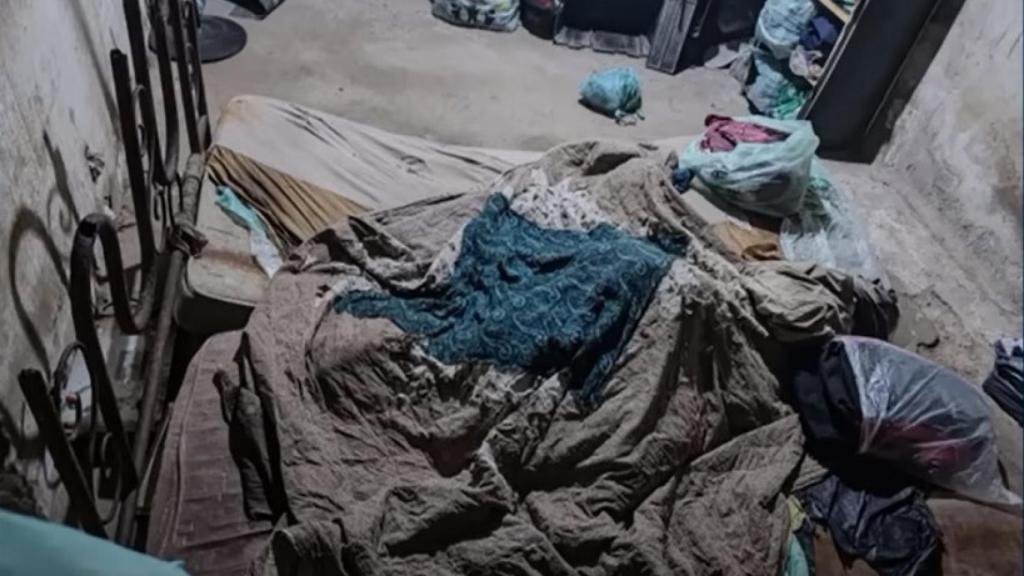 Imagen de la habitación en la que una mujer y dos jóvenes han estado retenidos durante 17 años por su padre