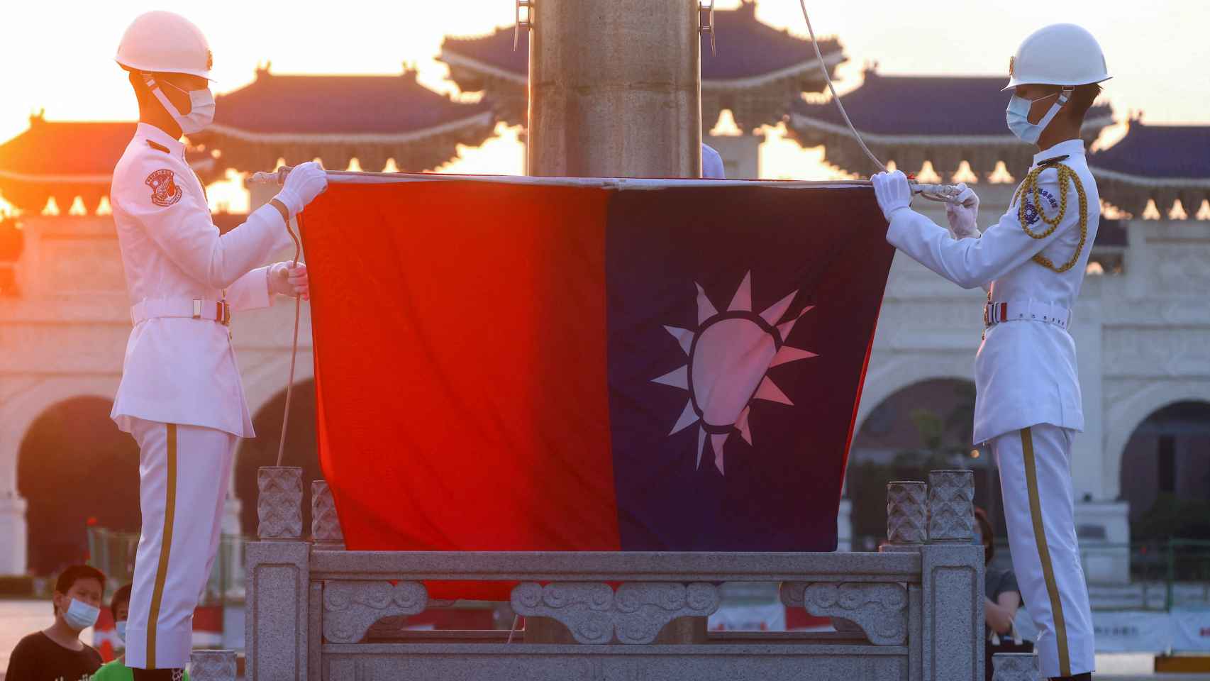 La guardia de honor arría la bandera taiwanesa en Taipéi, Taiwán.