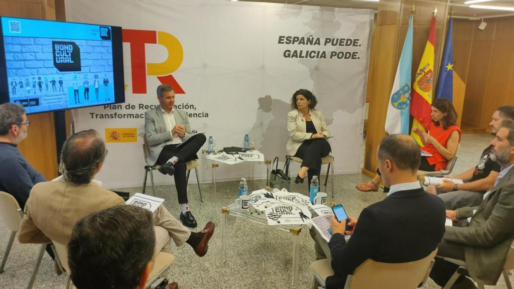 El delegado del Gobierno en Galicia, José Miñones, y la subdelegada del Gobierno en A Coruña, María Rivas, en una reunión con representantes del sector de las industrias culturales gallegas.