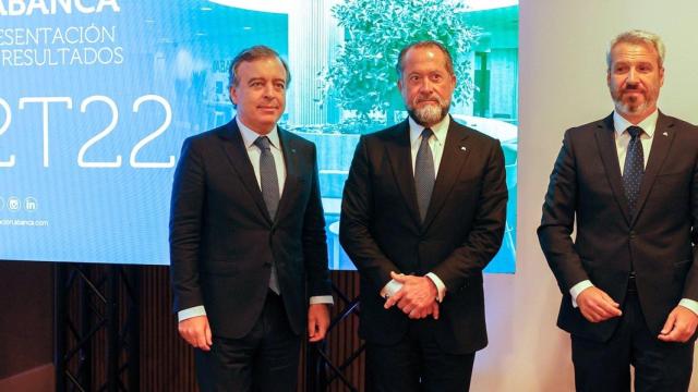 De izquierda a derecha, el consejero delegado de Abanca, Francisco Botas Ratera; el presidente, Juan Carlos Escotet Rodríguez, y el director general financiero, Alberto de Francisco Guisasola, durante la presentación de los resultados de segundo trimestre