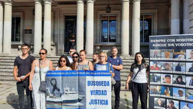 Familiares de víctimas del ‘Villa de Pitanxo’ se concentran ante la Subdelegación del Gobierno de Pontevedra.