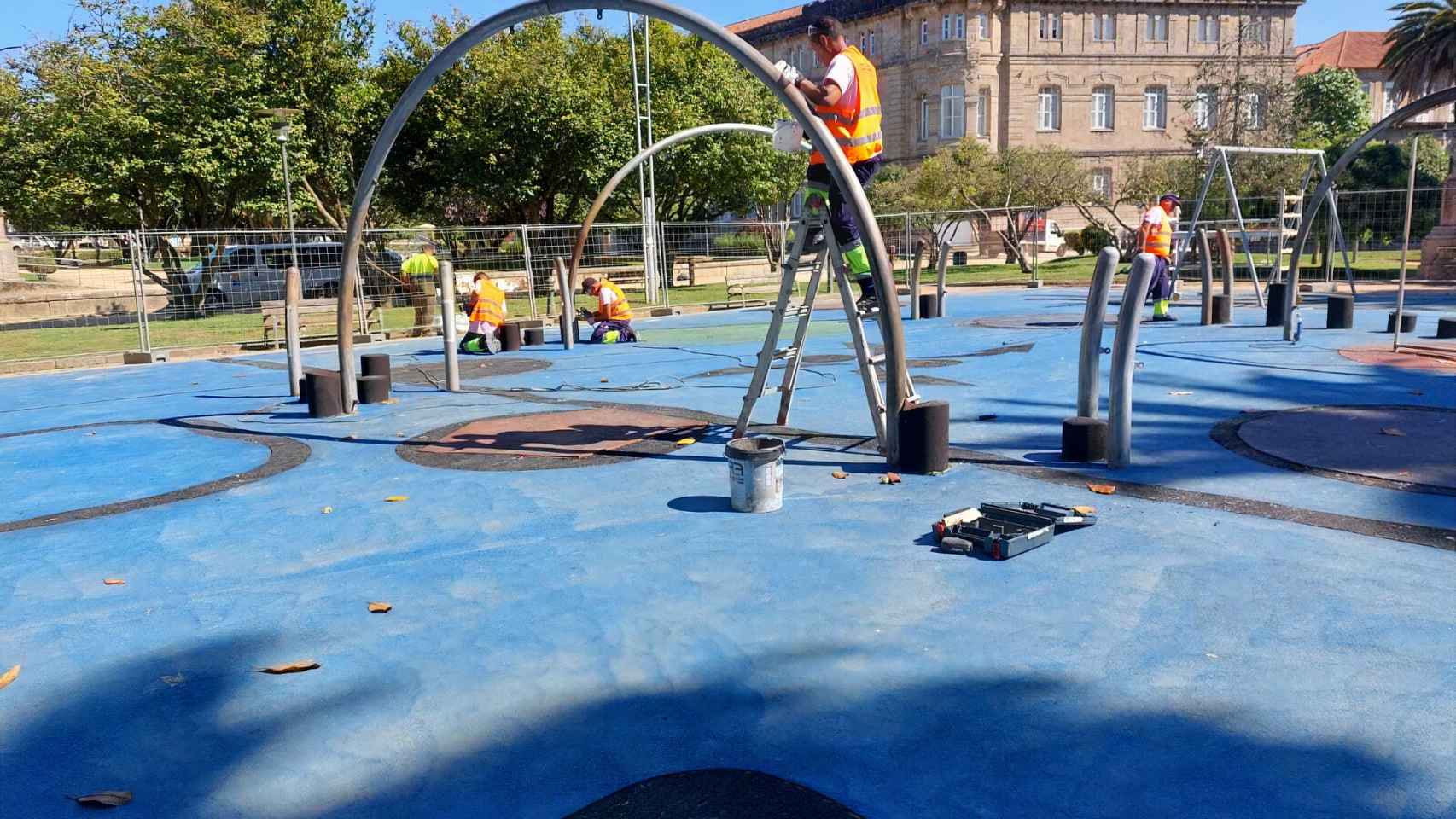 Los operarios trabajando en el parque de las palmeras de Pontevedra.