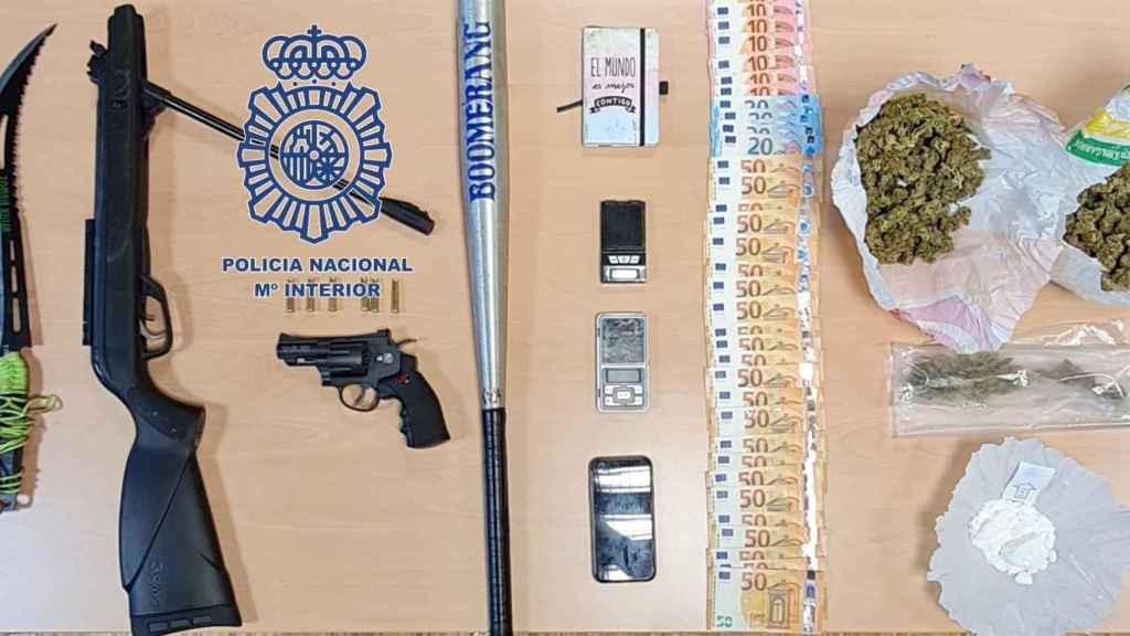 Detenido en Vigo un hombre acusado de un delito de tráfico de drogas que tenía en su vivienda un revolver