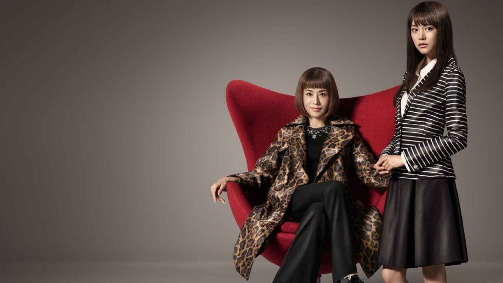 Las actrices Mirei Kiritani, que interpreta a Mayuko (de pie) y Mao Daichi (que interpreta a Mayumi) en la serie 'Atelier'.
