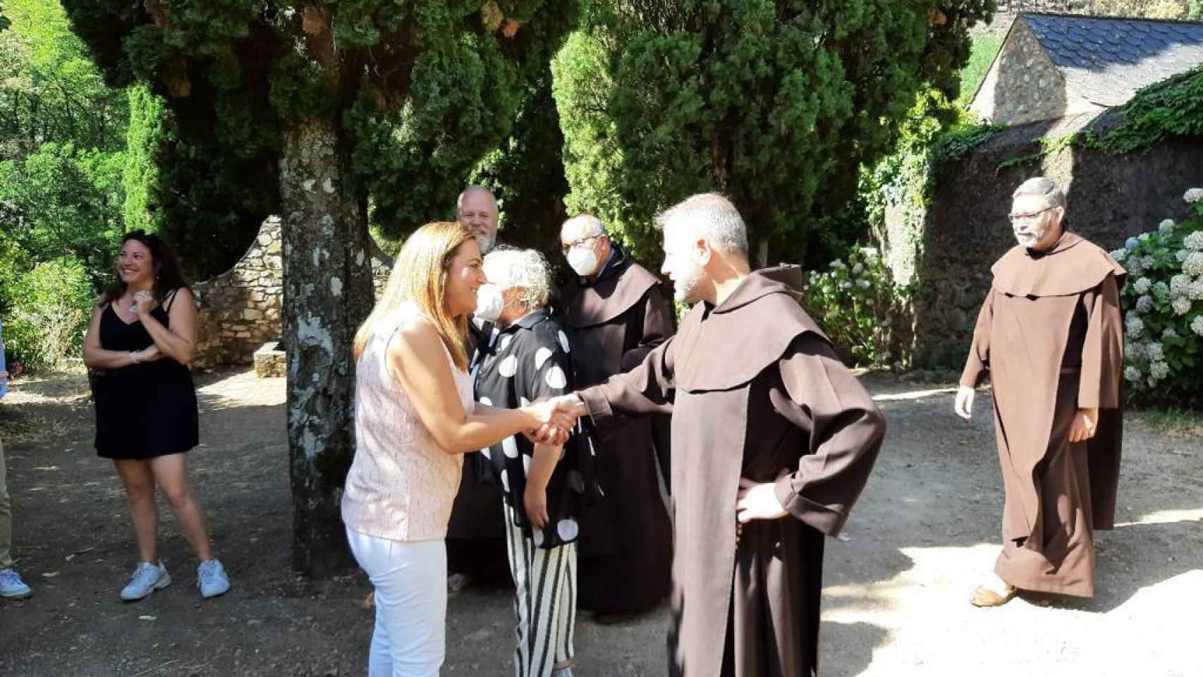 La delegada del Gobierno en Castilla y León, Virginia Barcones, visita a los frailes carmelitas de Las Batuecas
