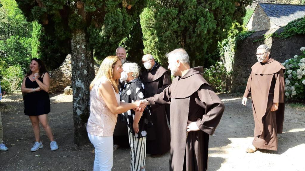 La delegada del Gobierno en Castilla y León, Virginia Barcones, visita a los frailes carmelitas de Las Batuecas
