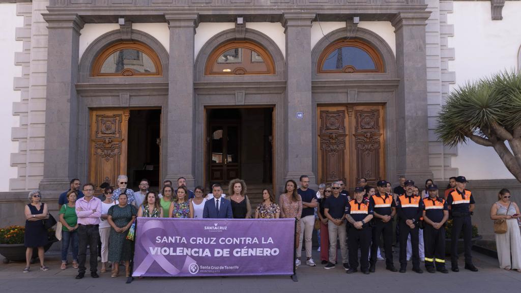 Concentración en el ayuntamiento contra la violencia de género.