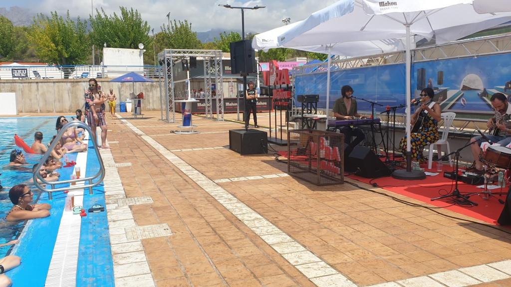 El público en la piscina sigue el concierto acústico de Anni B. Sweet.