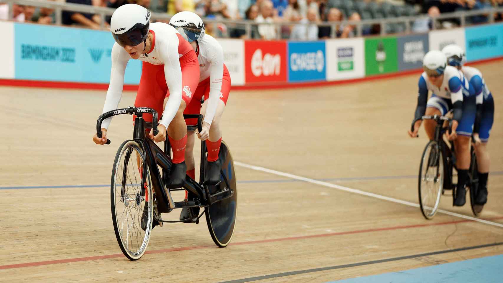 Las corredoras Sophie Unwin y Georgia Holt en las pruebas de ciclismo en pista paralímpico de los Juegos de la Commonwealth